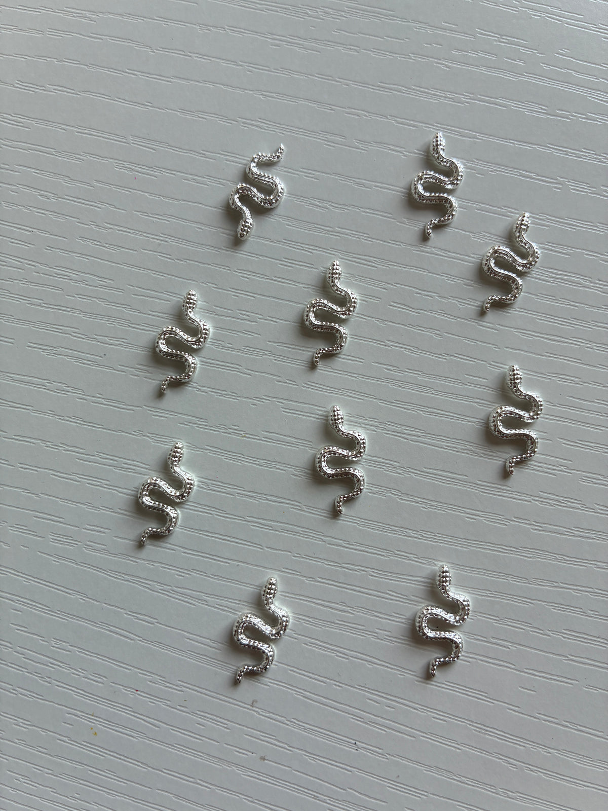 Bijoux d’ongles 3D serpents argentés – Lot de 10