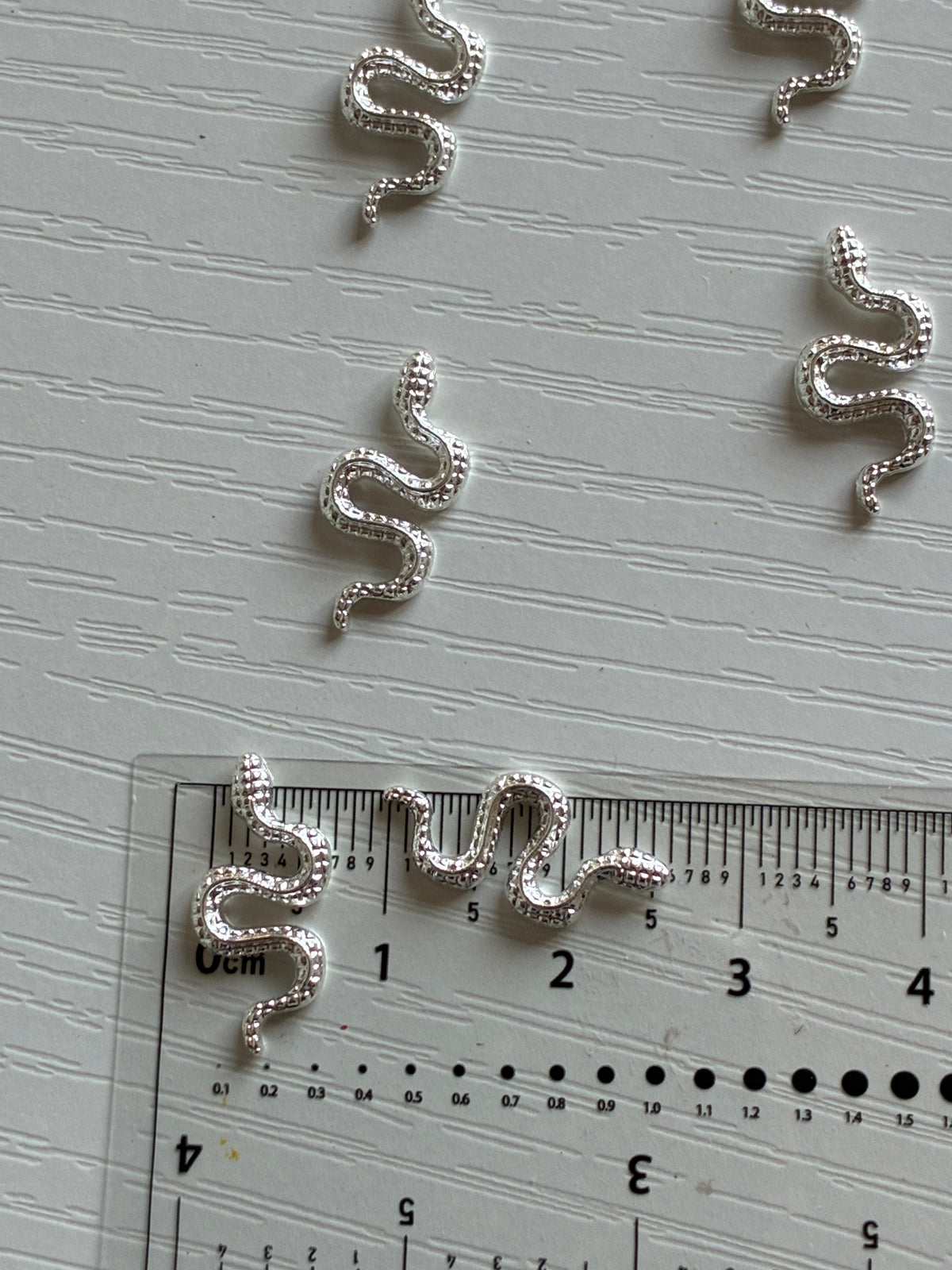 Bijoux d’ongles 3D serpents dorés et argentés – Lot de 10