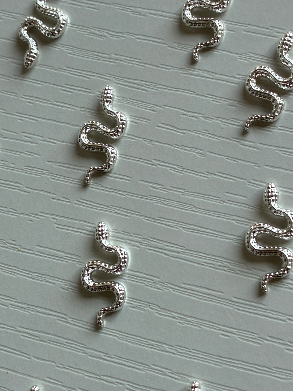 Bijoux d’ongles 3D serpents argentés – Lot de 10