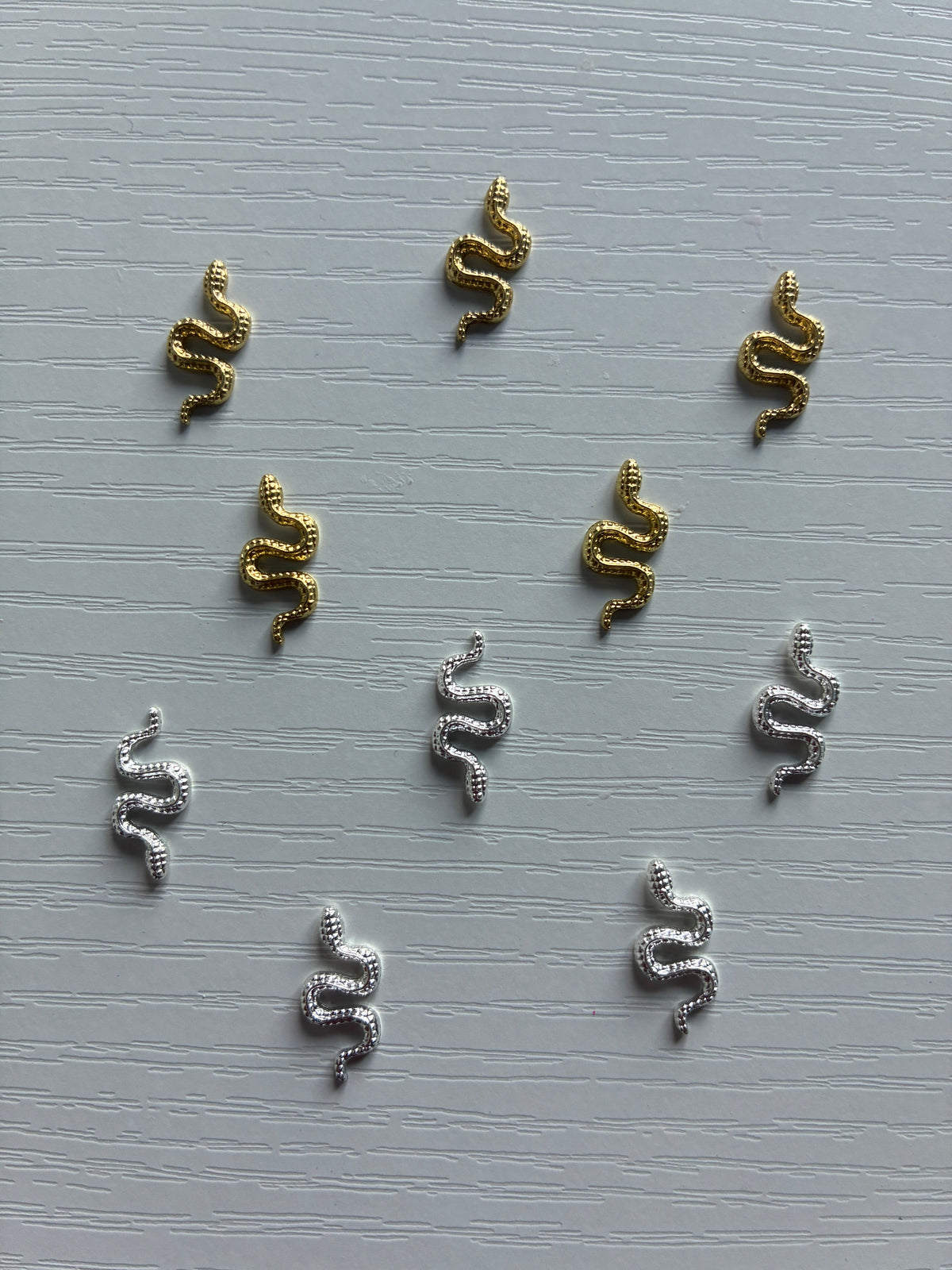 Bijoux d’ongles 3D serpents dorés et argentés – Lot de 10