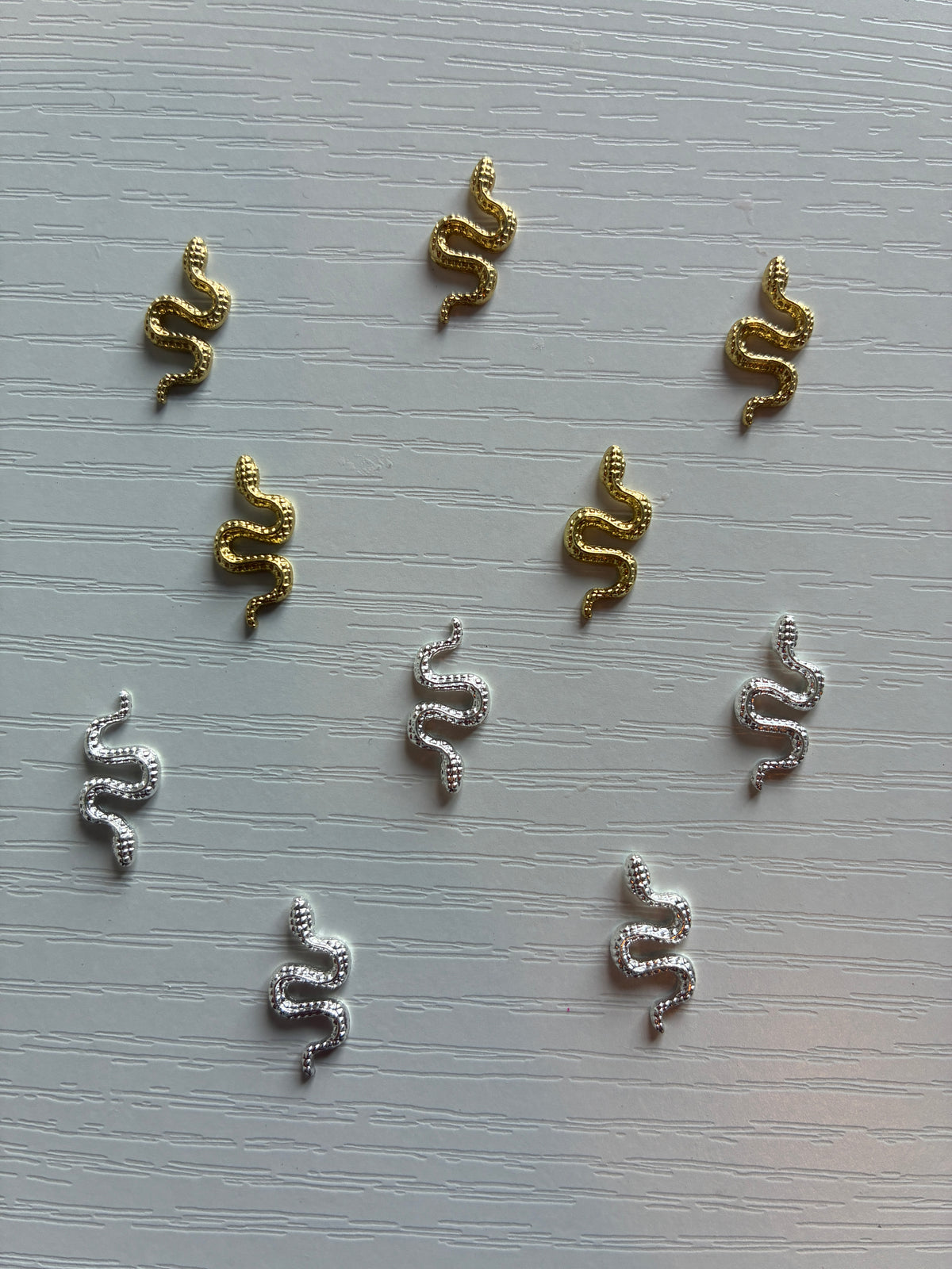 Bijoux d’ongles 3D serpents dorés et argentés – Lot de 10