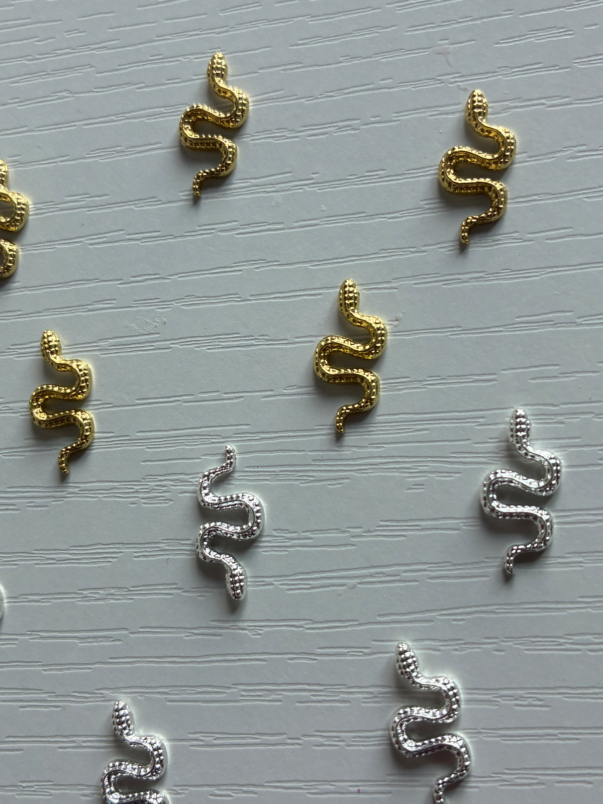 Bijoux d’ongles 3D serpents dorés et argentés – Lot de 10