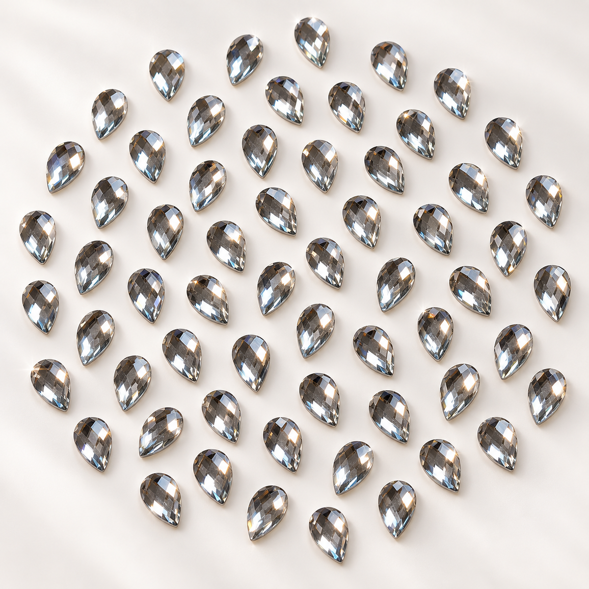 Lot de 50 strass goutte argentés facettés – 1 cm