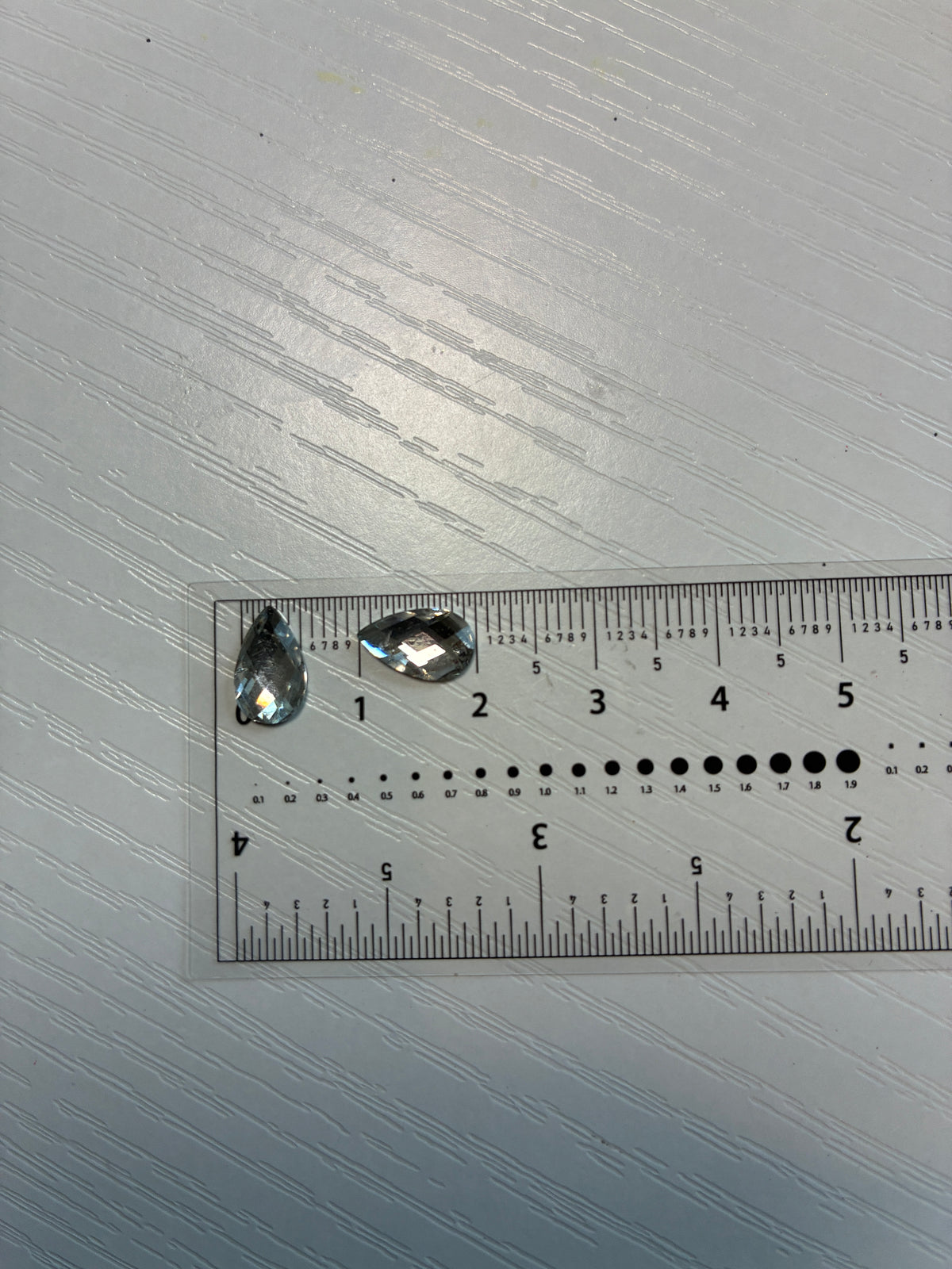 Lot de 50 strass goutte argentés facettés – 1 cm