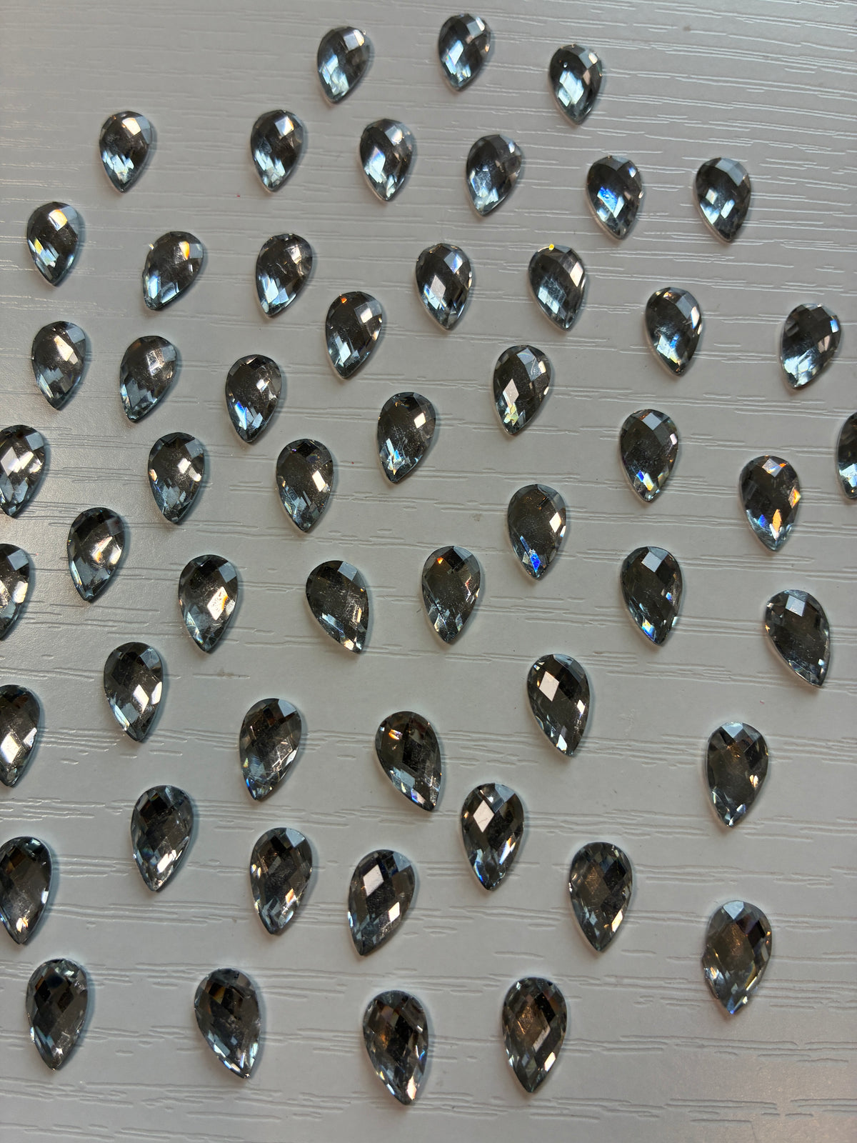 Lot de 50 strass goutte argentés facettés – 1 cm