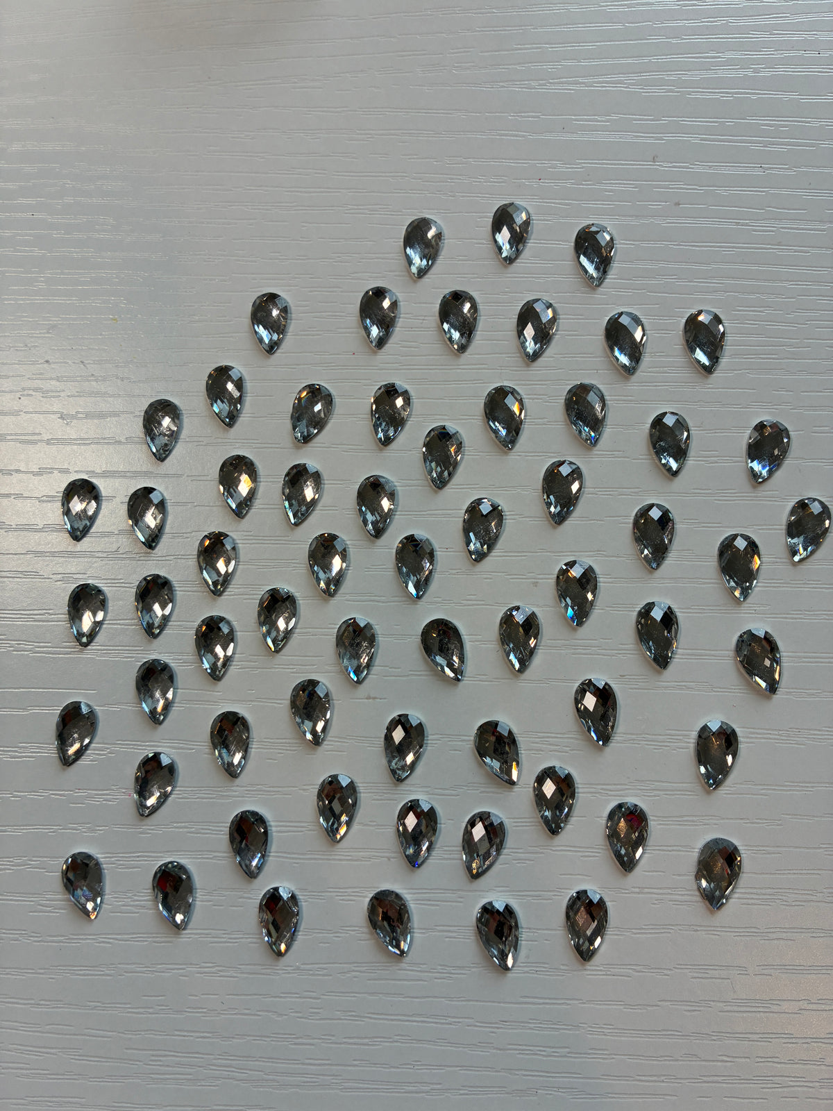 Lot de 50 strass goutte argentés facettés – 1 cm