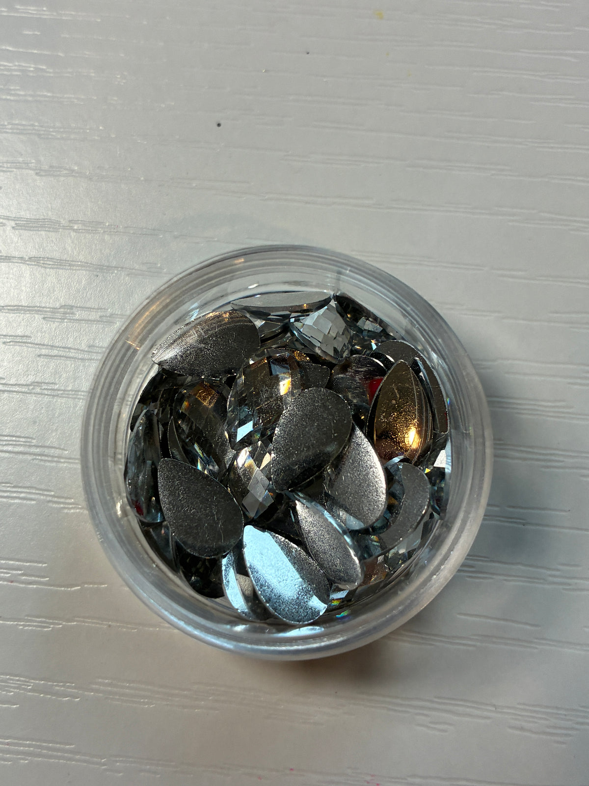 Lot de 50 strass goutte argentés facettés – 1 cm