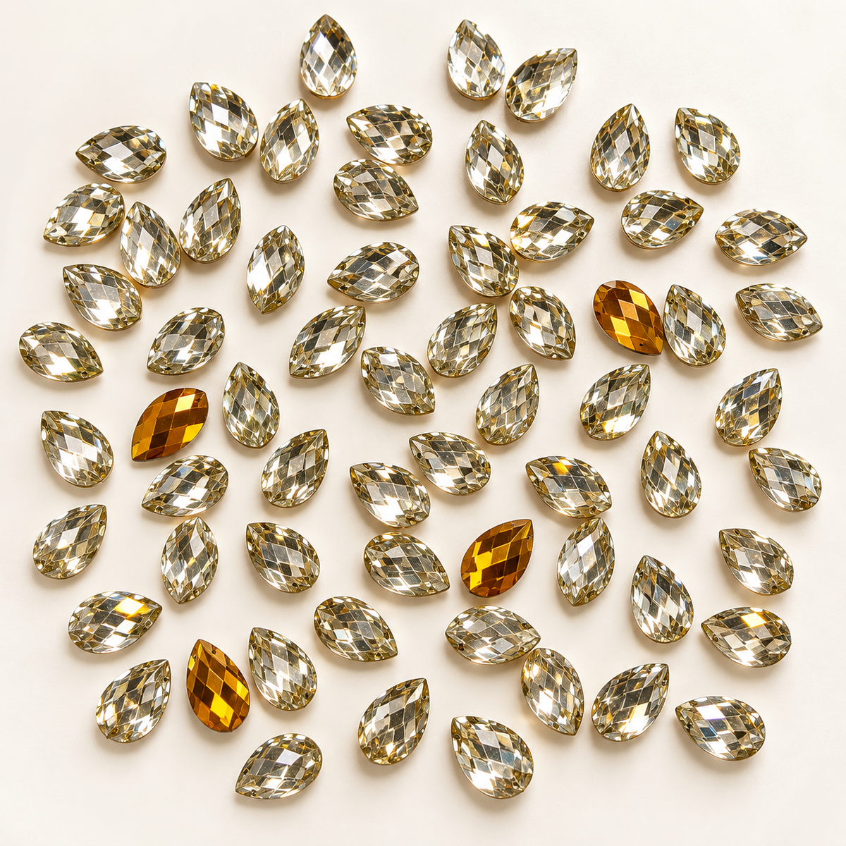 Lot de 50 strass goutte facettés dorés – 9 mm