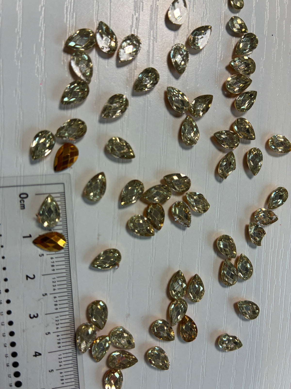 Lot de 50 strass goutte facettés dorés – 9 mm