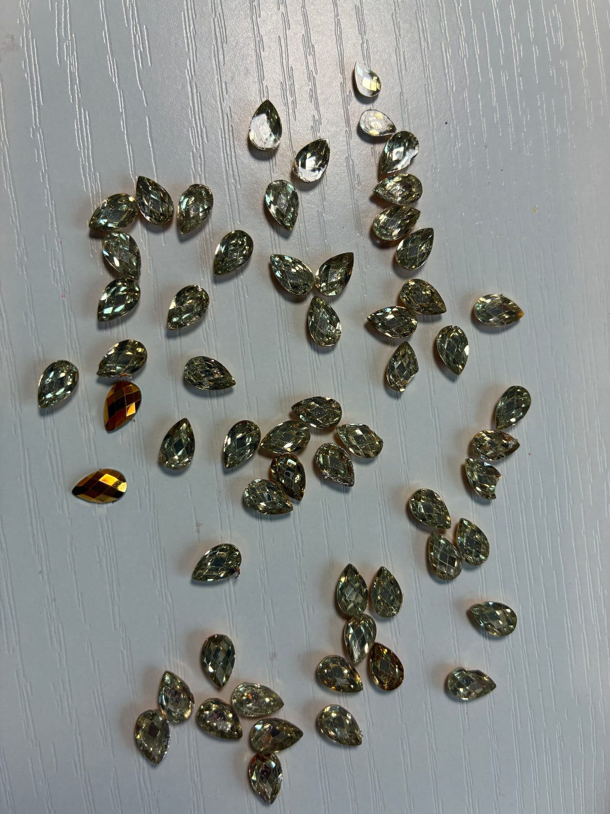 Lot de 50 strass goutte facettés dorés – 9 mm