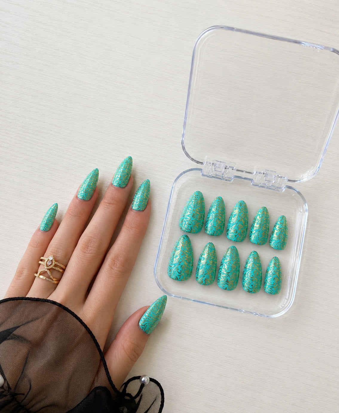 Victoria turquoise – Arabesques dorées – Amande M