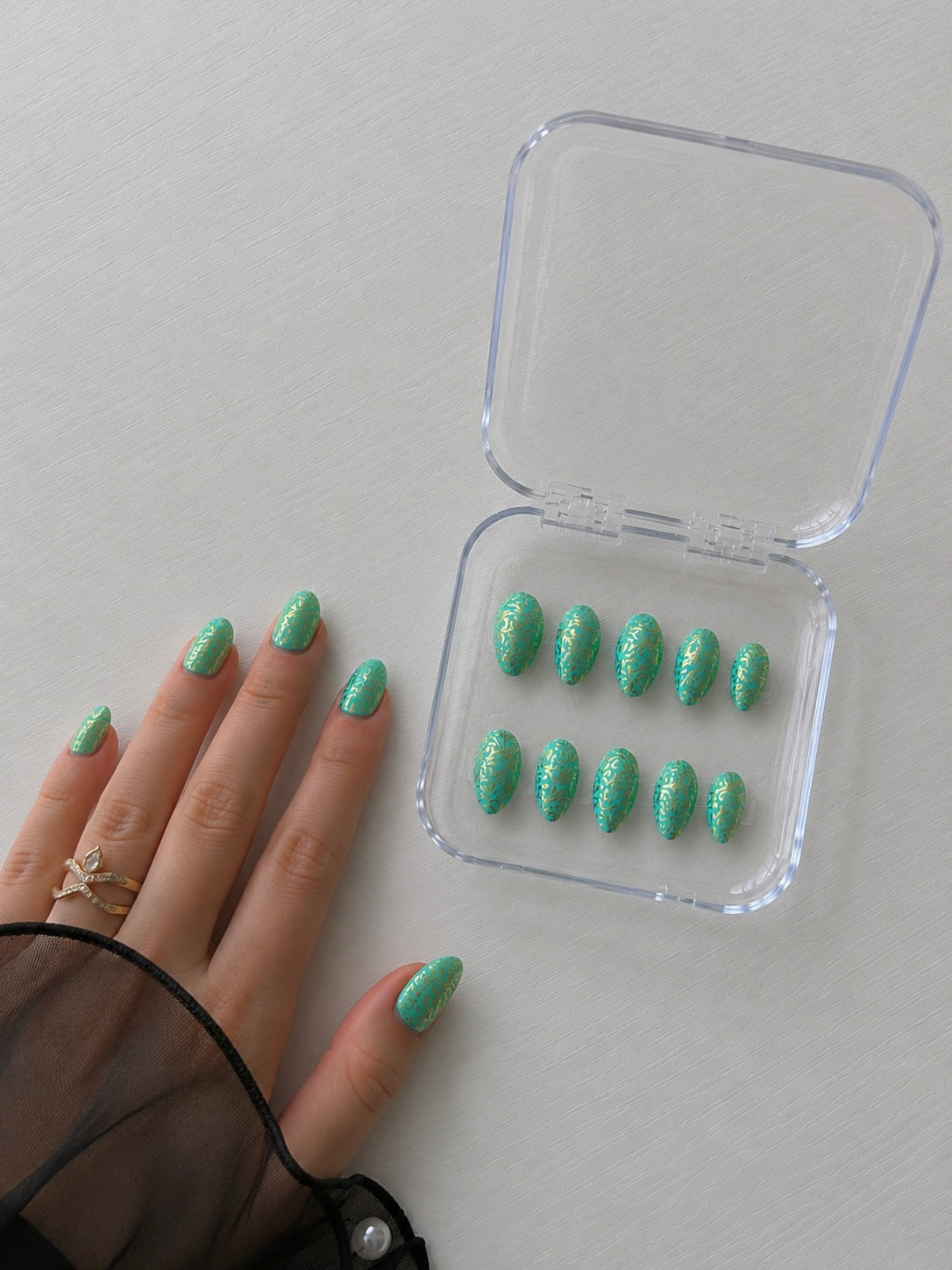 Victoria turquoise – Arabesques dorées – Amande S